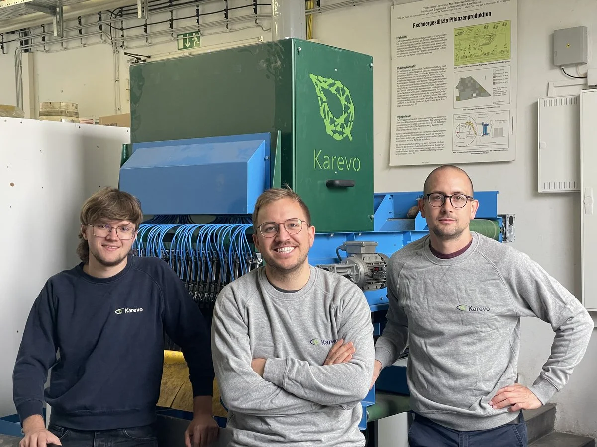 Founders Benedikt, Felix and Johannes with the Karevo sorting machine